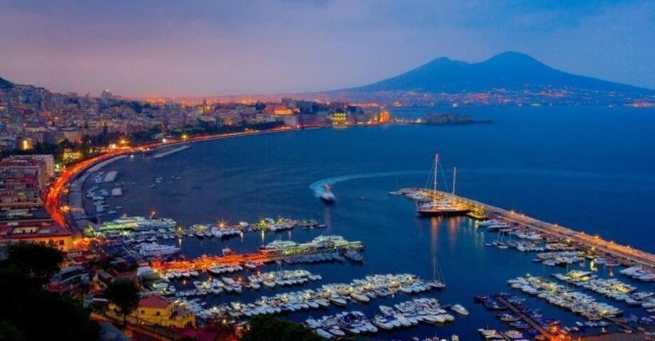 Vesuvius Suite - Elegante Appartamento In Centro Napoli Dış mekan fotoğraf